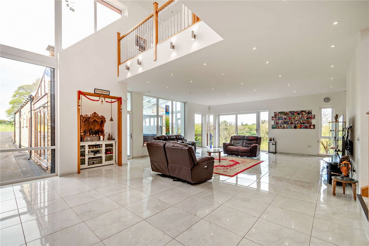 8 bedroom house, Cragtops, Pinfold Lane WF8 - Available