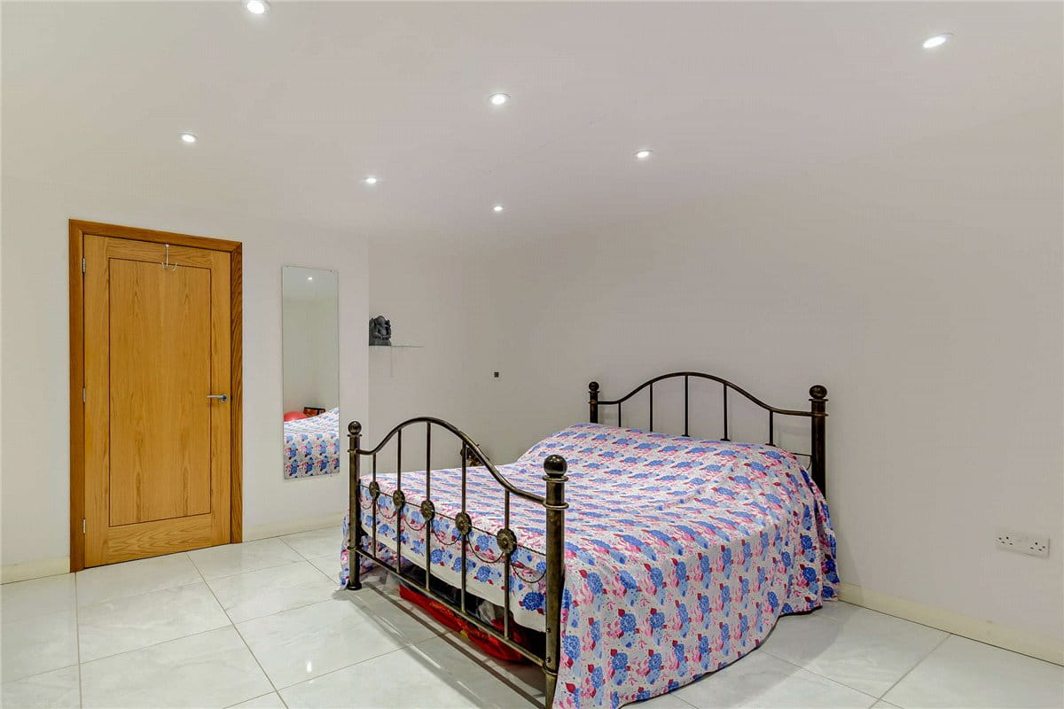 8 bedroom house, Cragtops, Pinfold Lane WF8 - Available