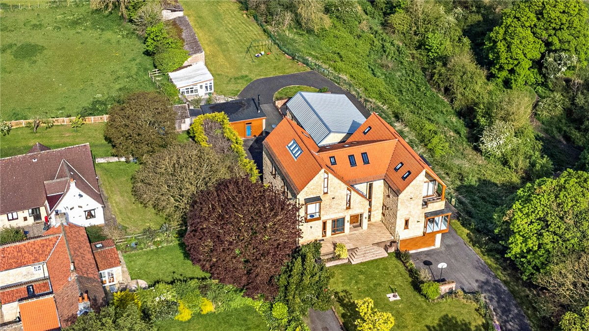 8 bedroom house, Cragtops, Pinfold Lane WF8 - Available
