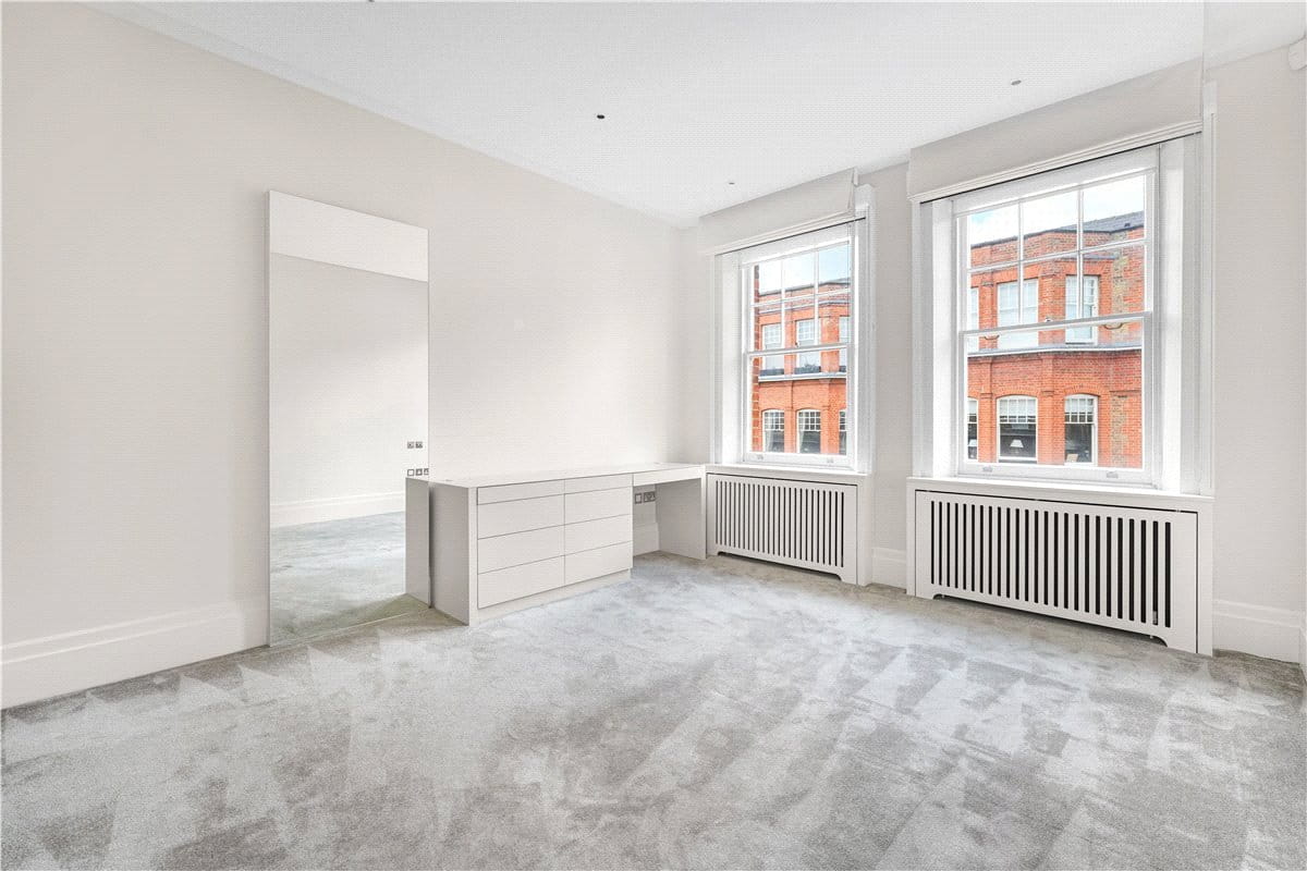 4 bedroom flat, Wynnstay Gardens, Kensington W8 - Available