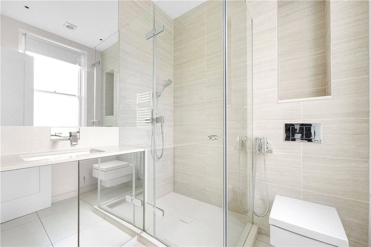 4 bedroom flat, Wynnstay Gardens, Kensington W8 - Available