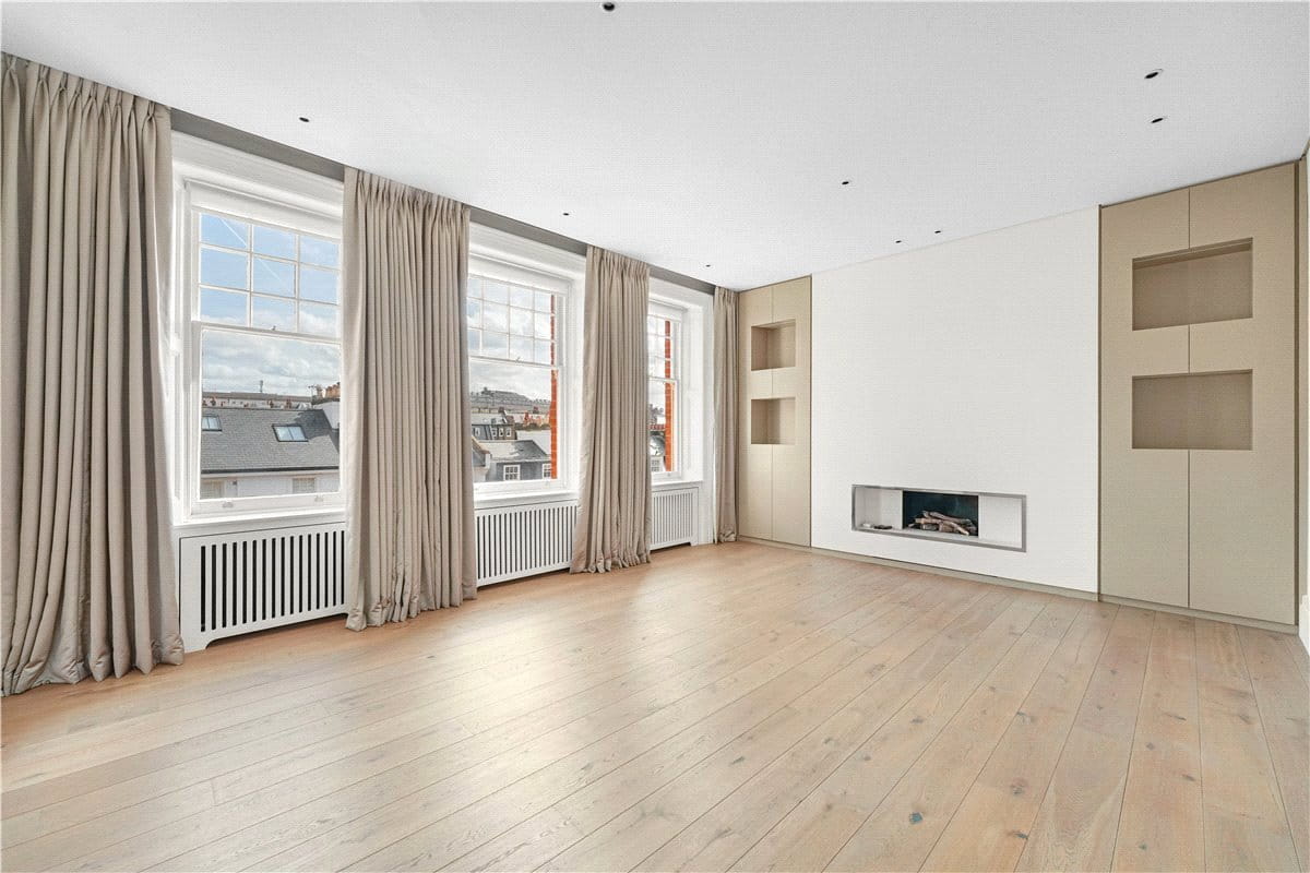 4 bedroom flat, Wynnstay Gardens, Kensington W8 - Available