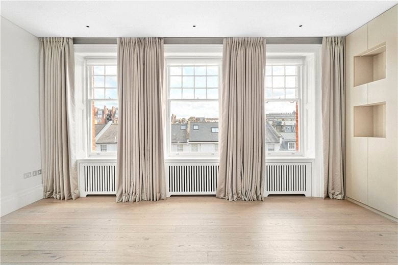 4 bedroom flat, Wynnstay Gardens, Kensington W8 - Available