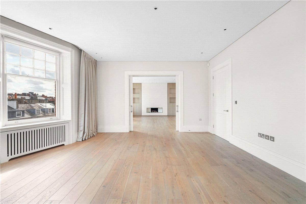 4 bedroom flat, Wynnstay Gardens, Kensington W8 - Available