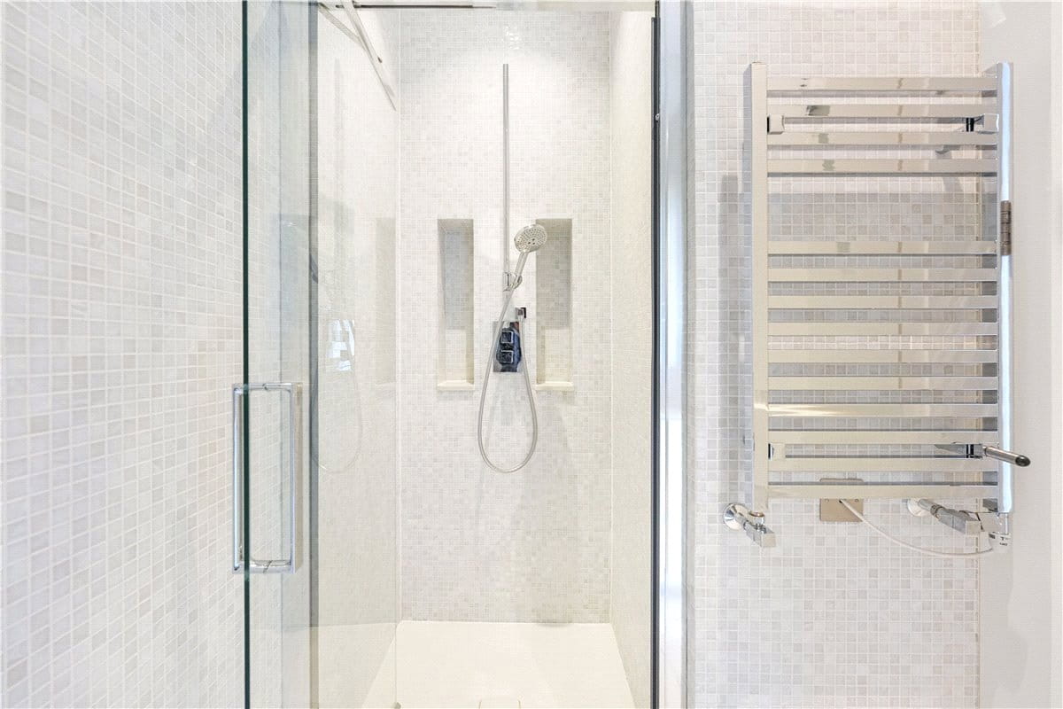 4 bedroom flat, Wynnstay Gardens, Kensington W8 - Available