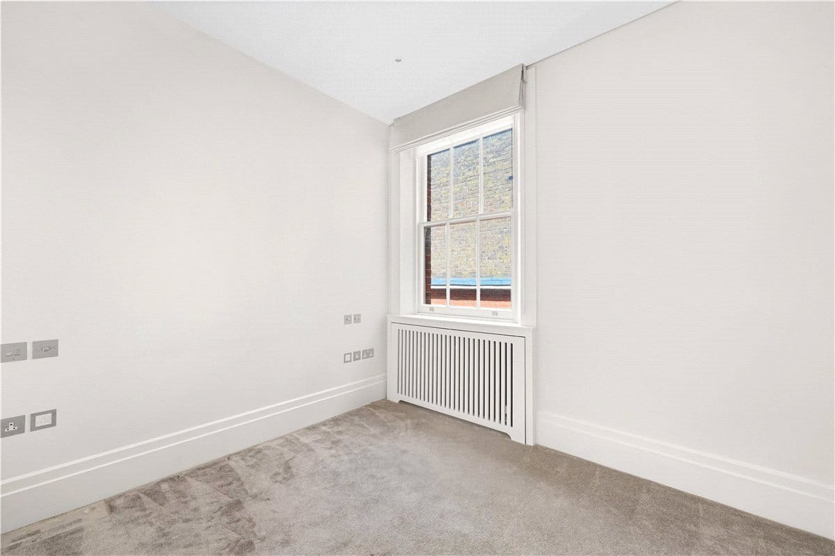 4 bedroom flat, Wynnstay Gardens, Kensington W8 - Available
