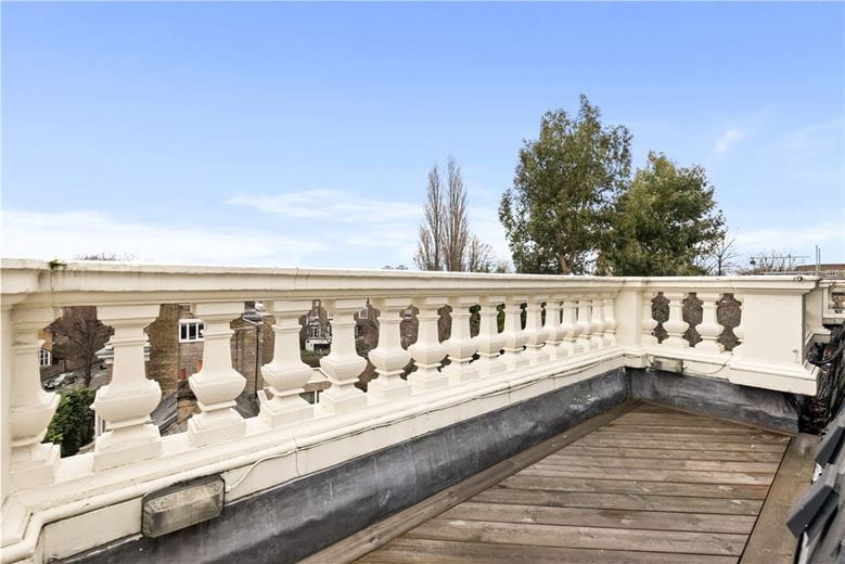 3 bedroom flat, Addison Road, Holland Park W14 - Available