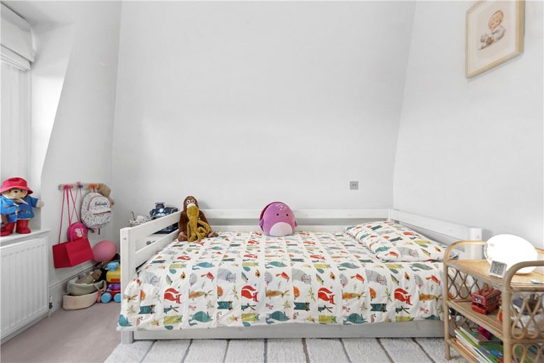 3 bedroom flat, Addison Road, Holland Park W14 - Available