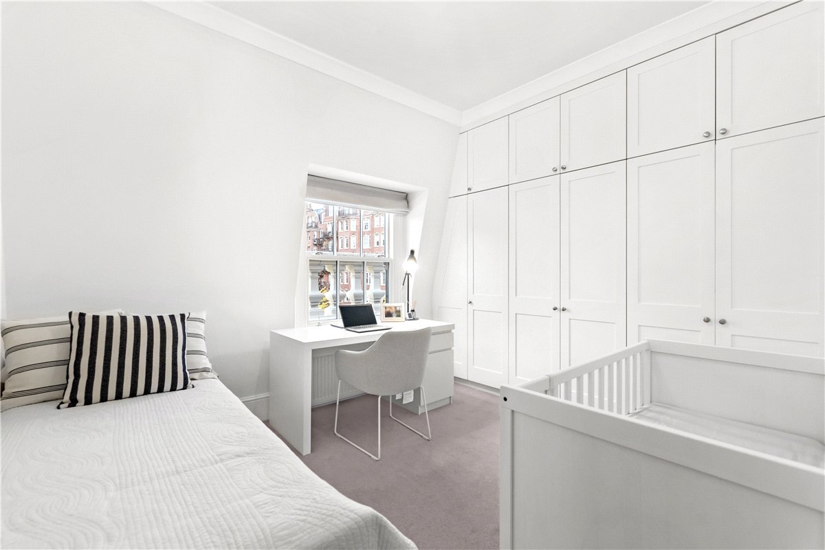 3 bedroom flat, Addison Road, Holland Park W14 - Available