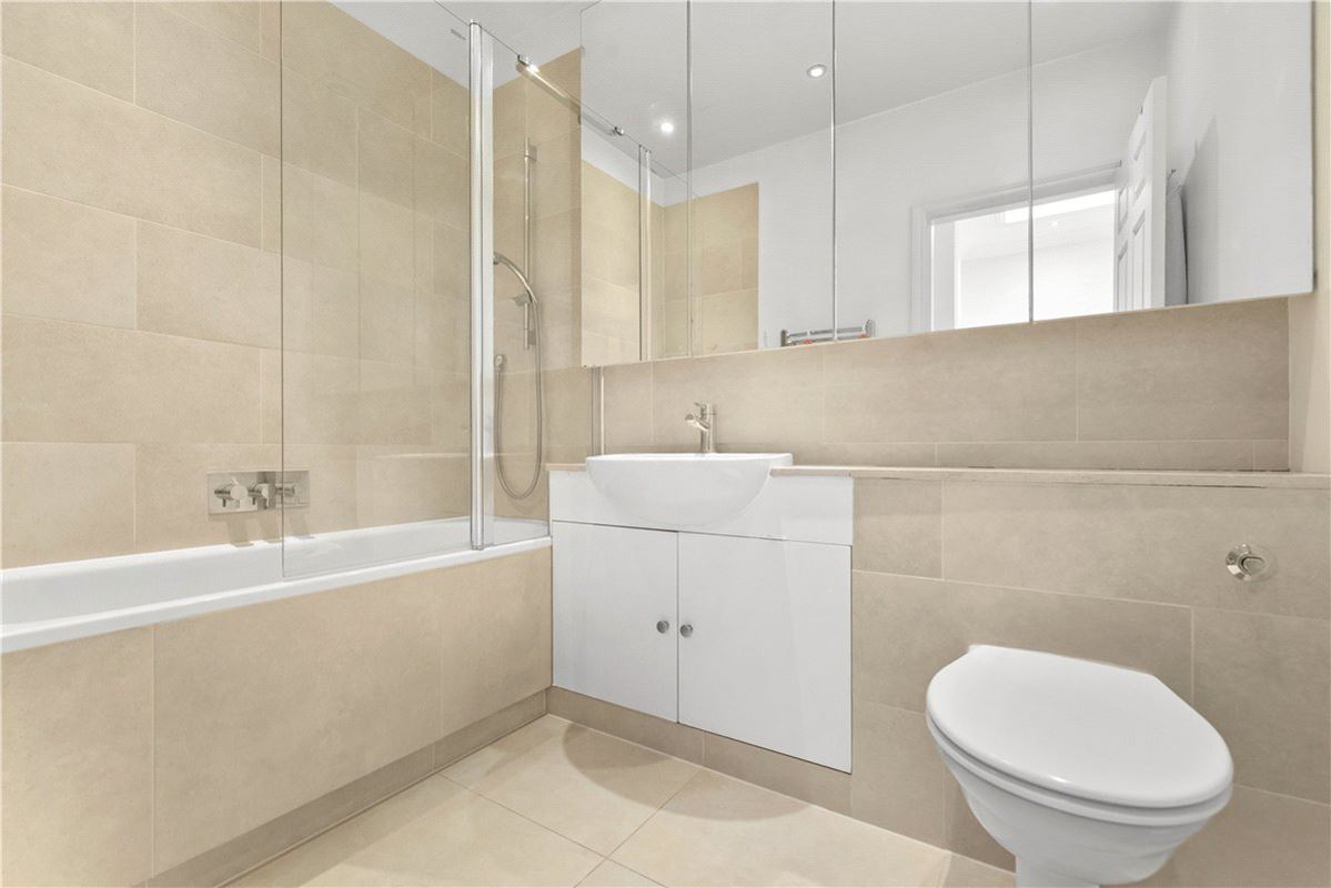 3 bedroom flat, Addison Road, Holland Park W14 - Available