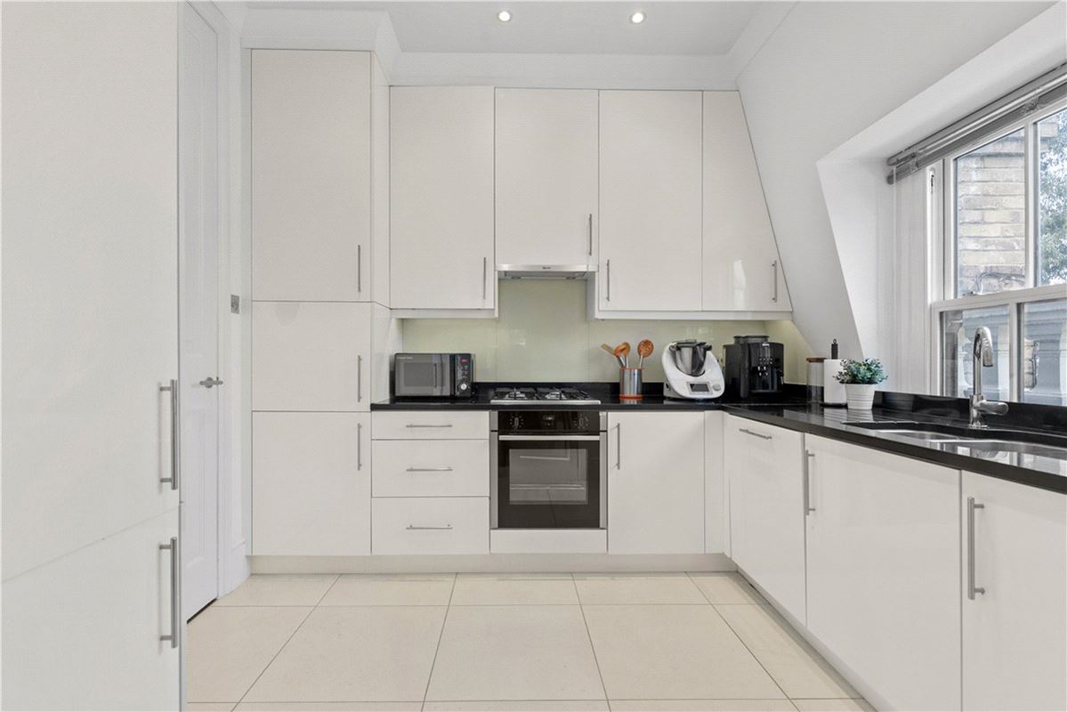 3 bedroom flat, Addison Road, Holland Park W14 - Available