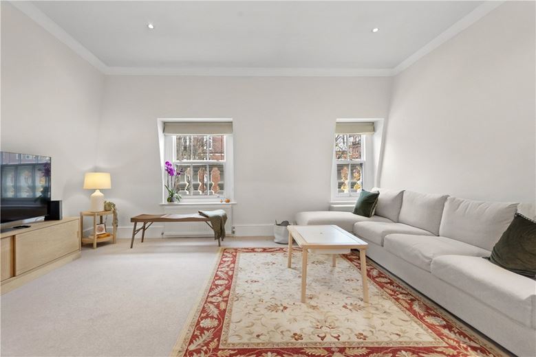 3 bedroom flat, Addison Road, Holland Park W14 - Available