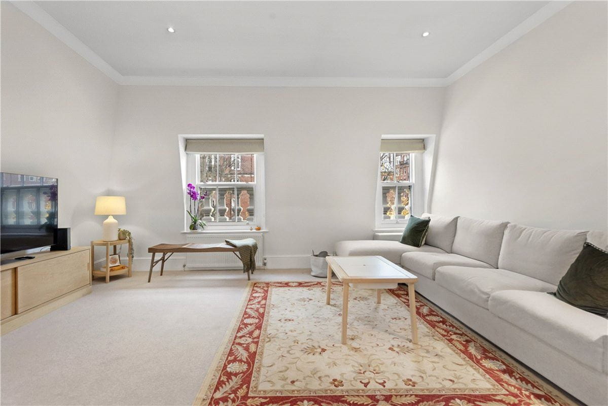 3 bedroom flat, Addison Road, Holland Park W14 - Available