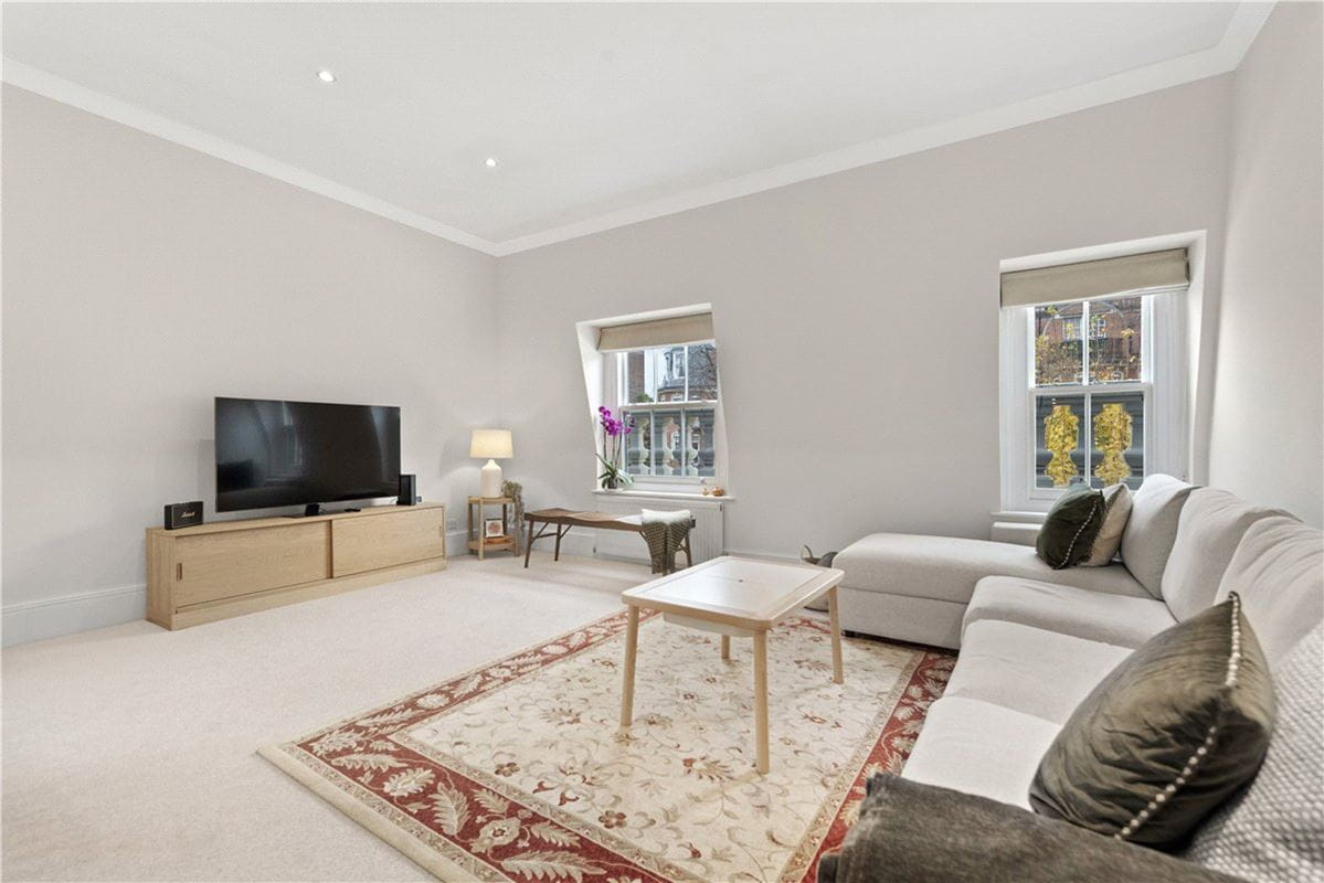 3 bedroom flat, Addison Road, Holland Park W14 - Available