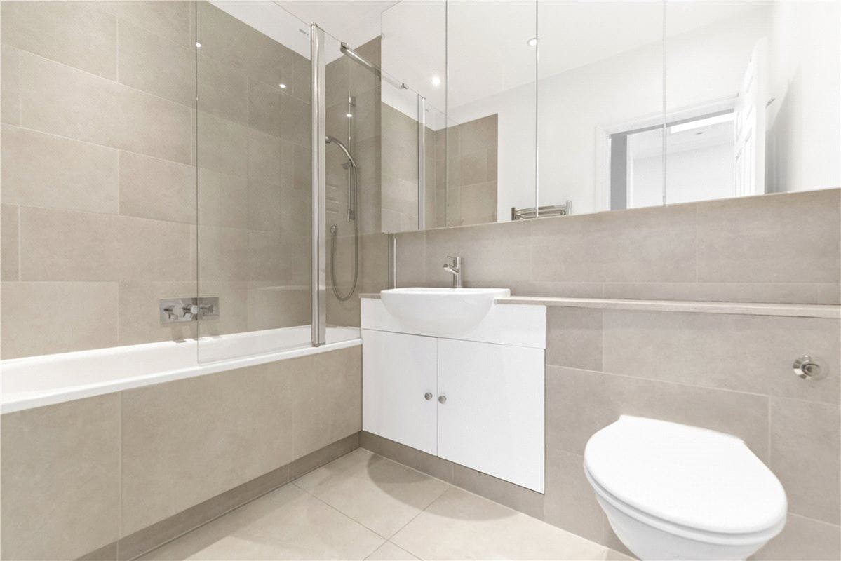 3 bedroom flat, Addison Road, Holland Park W14 - Available