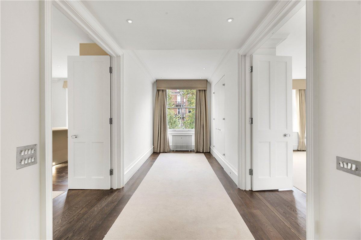 3 bedroom flat, Addison Road, Holland Park W14 - Available