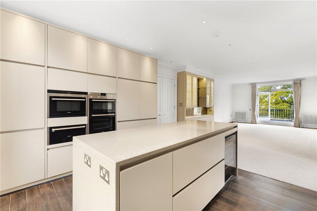 3 bedroom flat, Addison Road, Holland Park W14 - Available