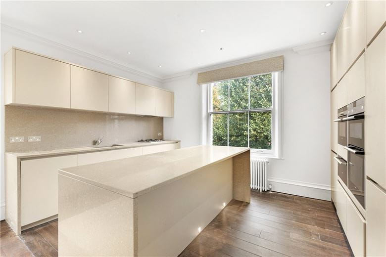 3 bedroom flat, Addison Road, Holland Park W14 - Available