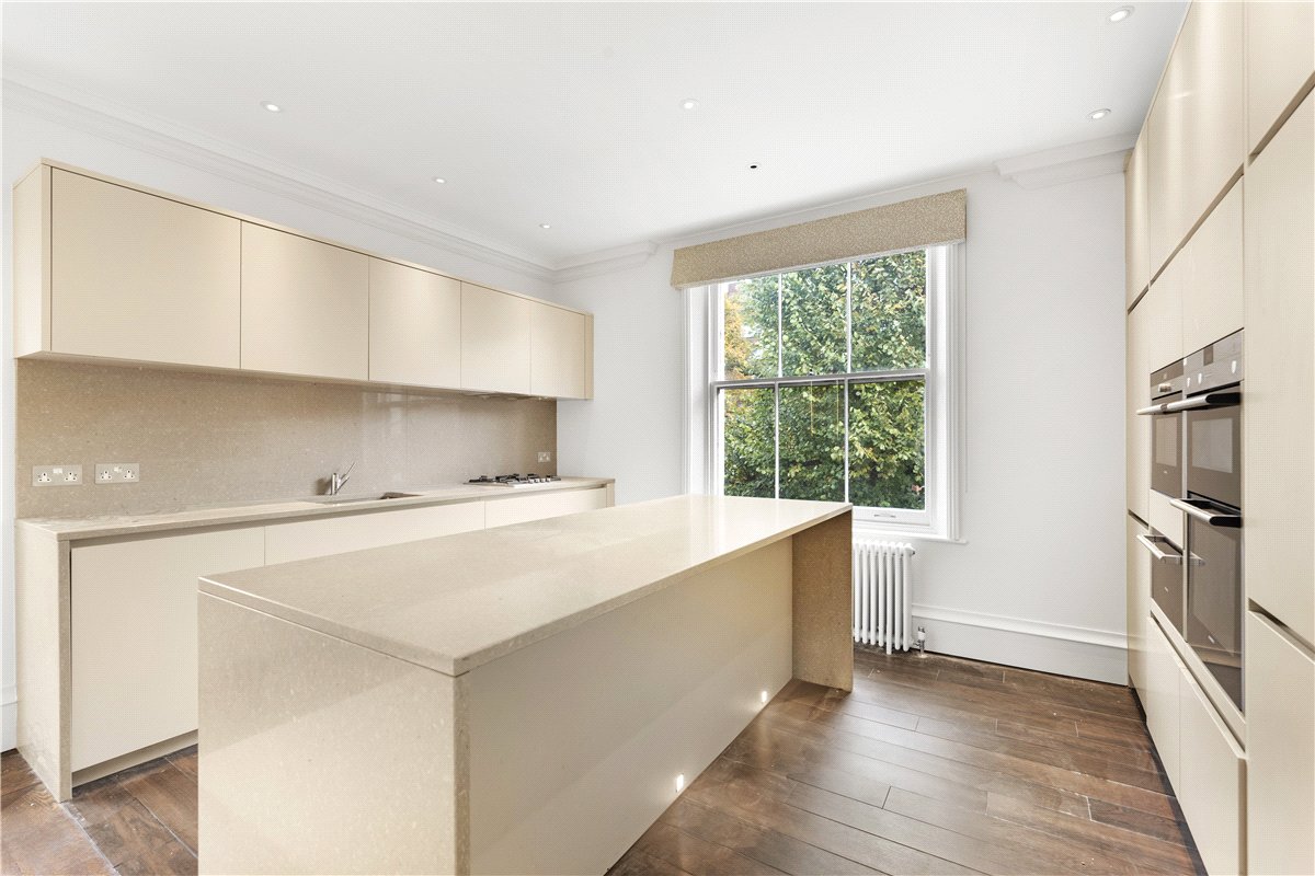 3 bedroom flat, Addison Road, Holland Park W14 - Available