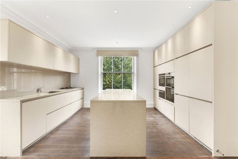 3 bedroom flat, Addison Road, Holland Park W14 - Available