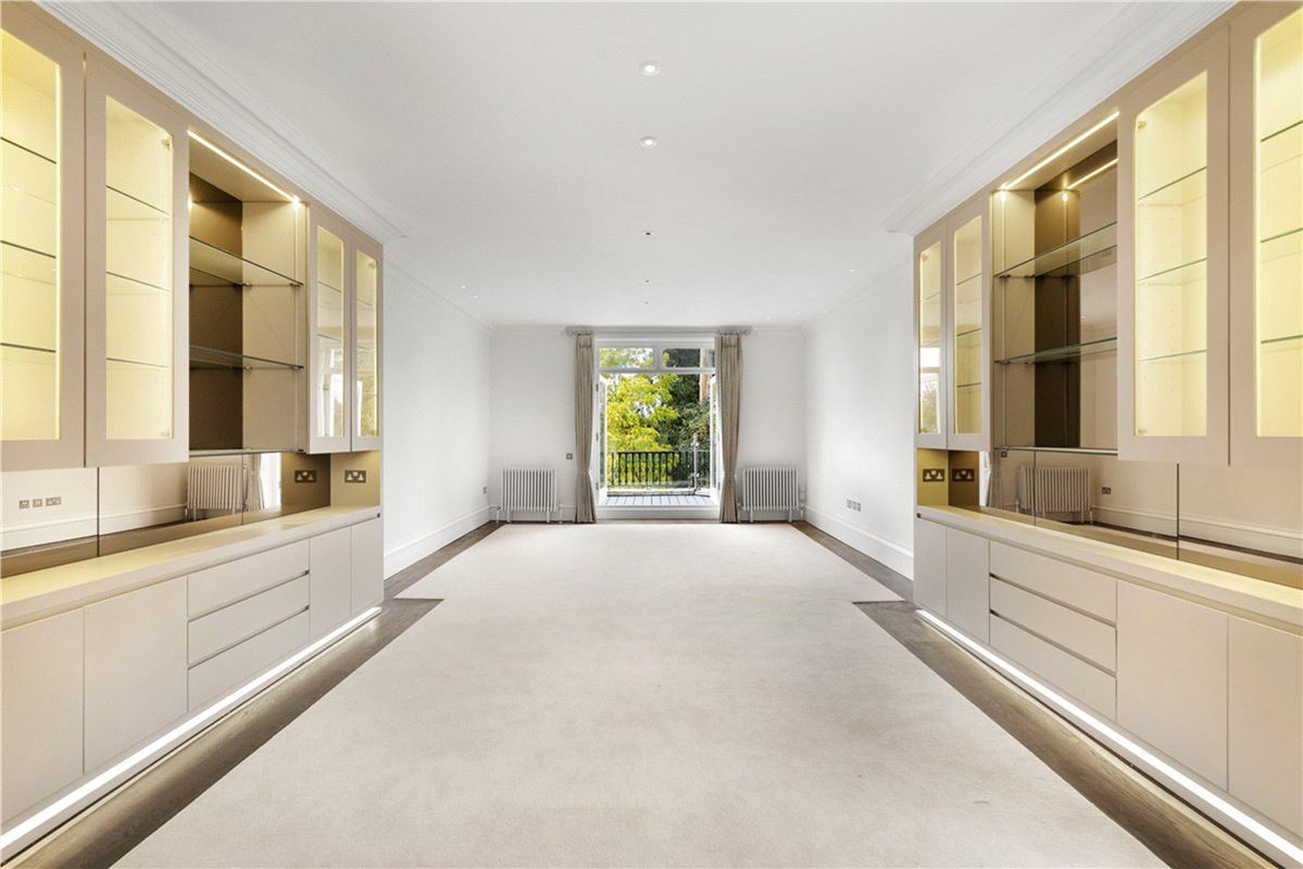 3 bedroom flat, Addison Road, Holland Park W14 - Available
