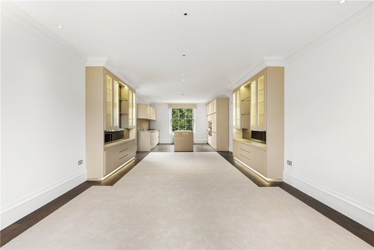 3 bedroom flat, Addison Road, Holland Park W14 - Available