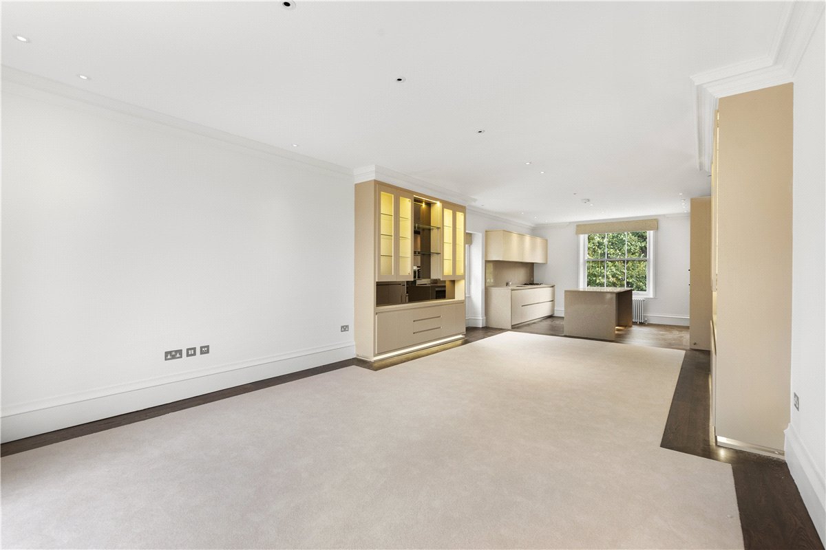 3 bedroom flat, Addison Road, Holland Park W14 - Available