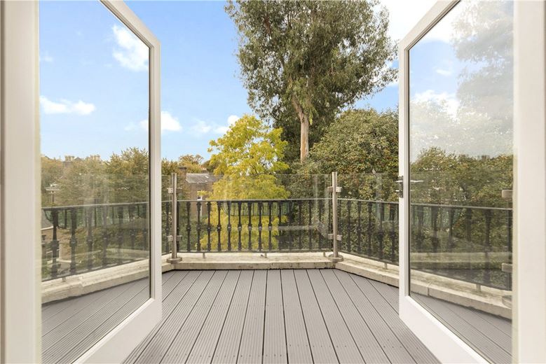 3 bedroom flat, Addison Road, Holland Park W14 - Available