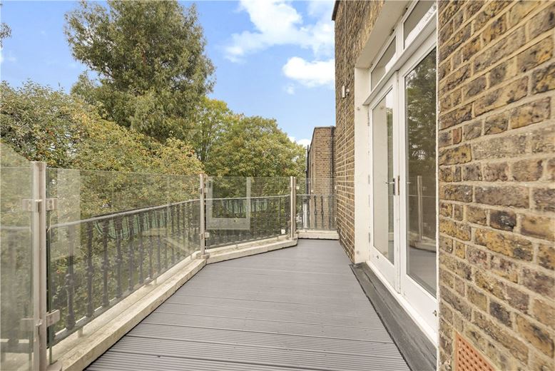3 bedroom flat, Addison Road, Holland Park W14 - Available