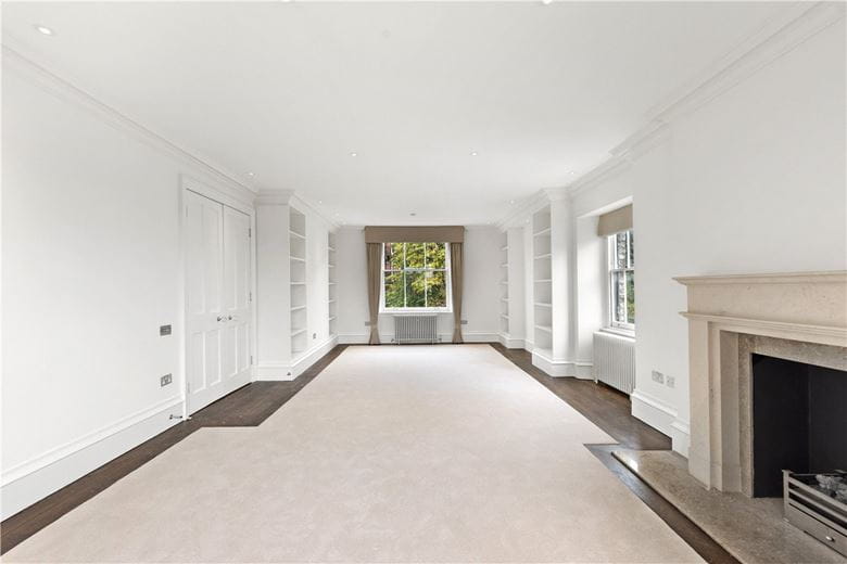 3 bedroom flat, Addison Road, Holland Park W14 - Available