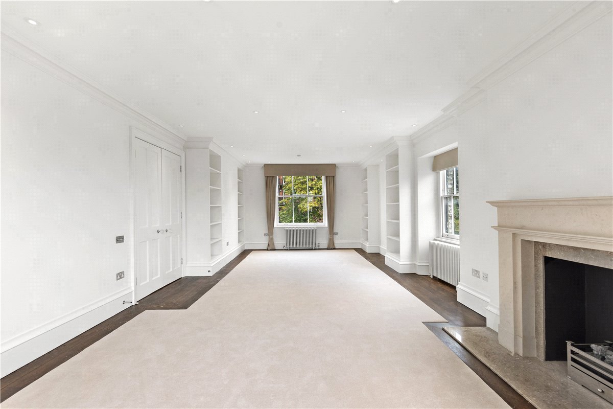 3 bedroom flat, Addison Road, Holland Park W14 - Available