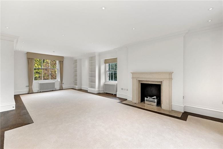 3 bedroom flat, Addison Road, Holland Park W14 - Available