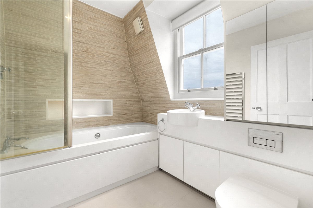 3 bedroom flat, Addison Road, Holland Park W14 - Available