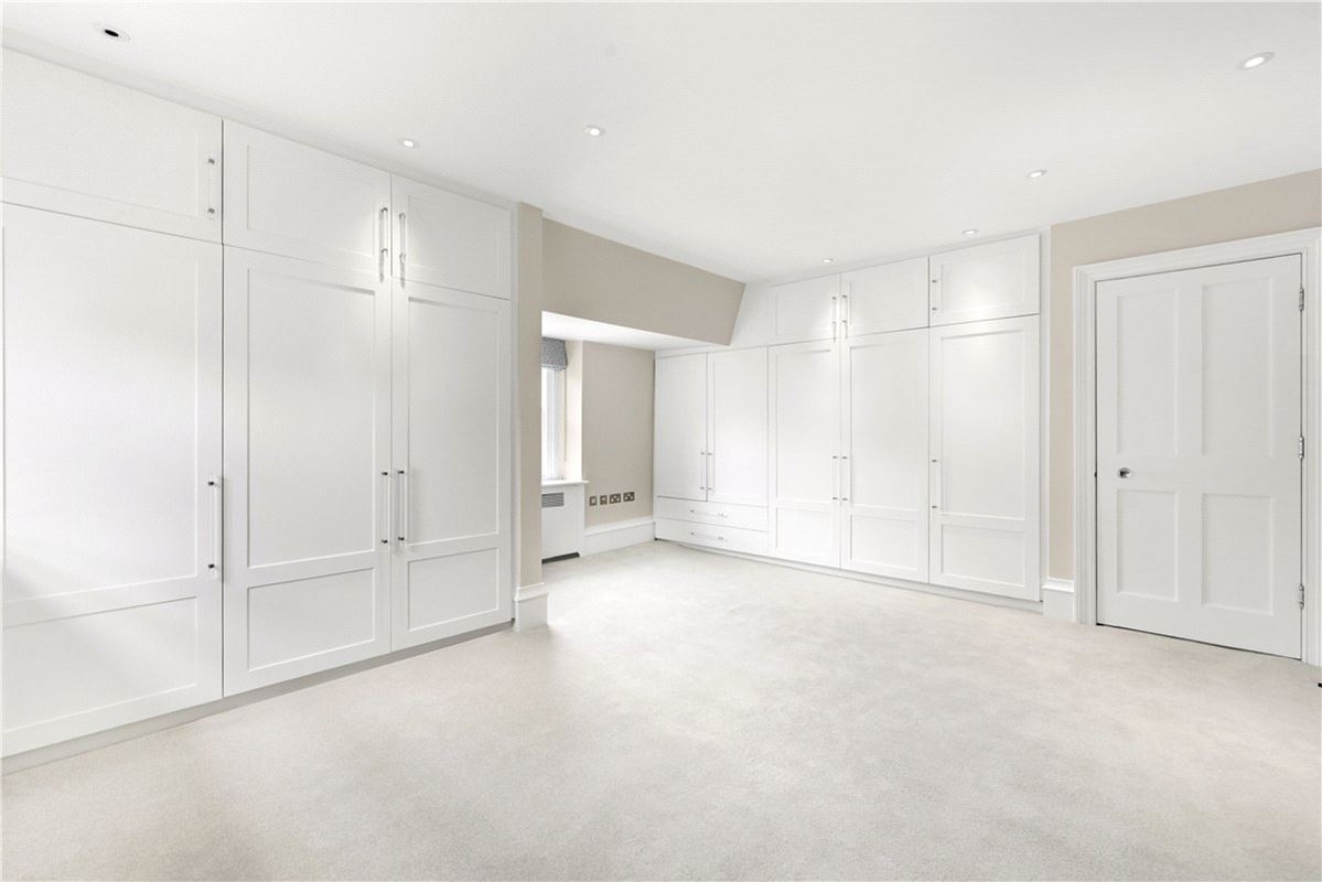 3 bedroom flat, Addison Road, Holland Park W14 - Available