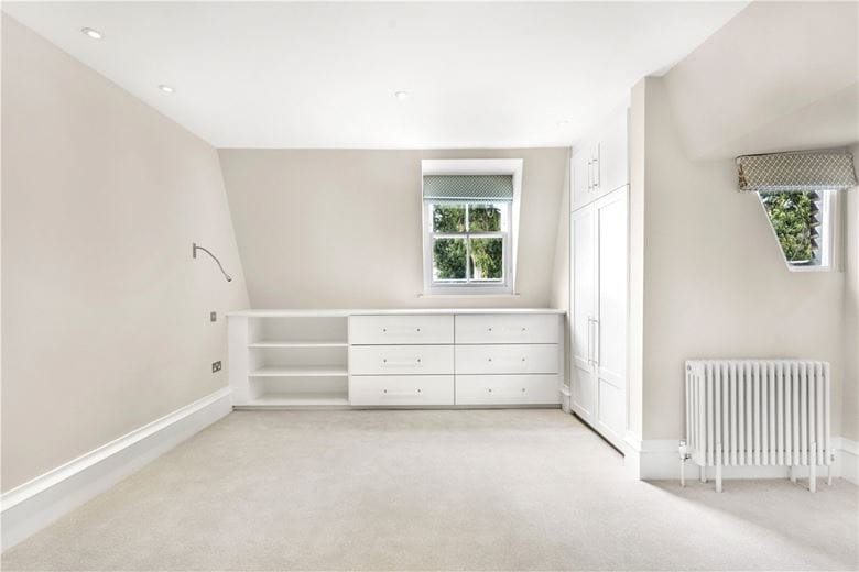 3 bedroom flat, Addison Road, Holland Park W14 - Available