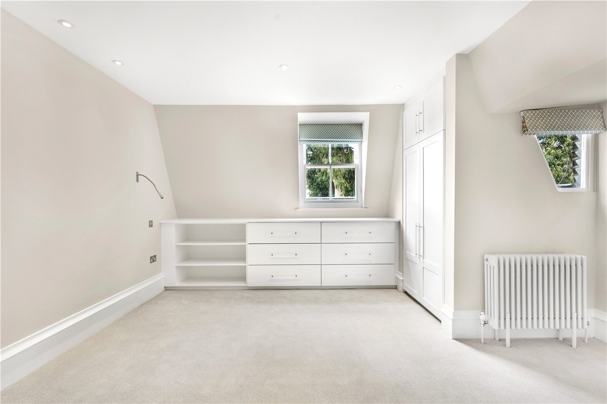3 bedroom flat, Addison Road, Holland Park W14 - Available