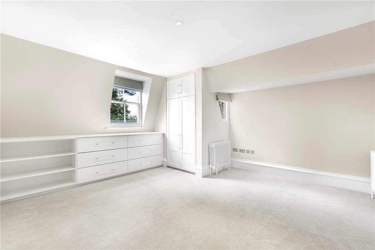 3 bedroom flat, Addison Road, Holland Park W14 - Available