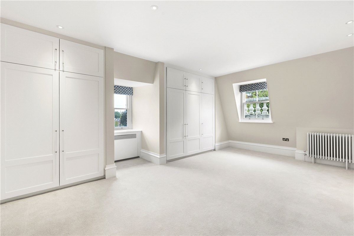 3 bedroom flat, Addison Road, Holland Park W14 - Available