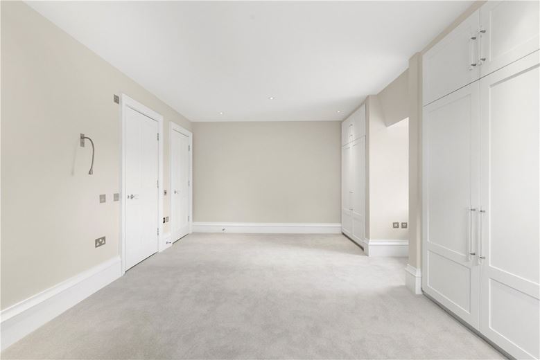3 bedroom flat, Addison Road, Holland Park W14 - Available
