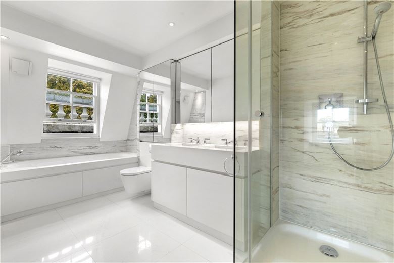 3 bedroom flat, Addison Road, Holland Park W14 - Available