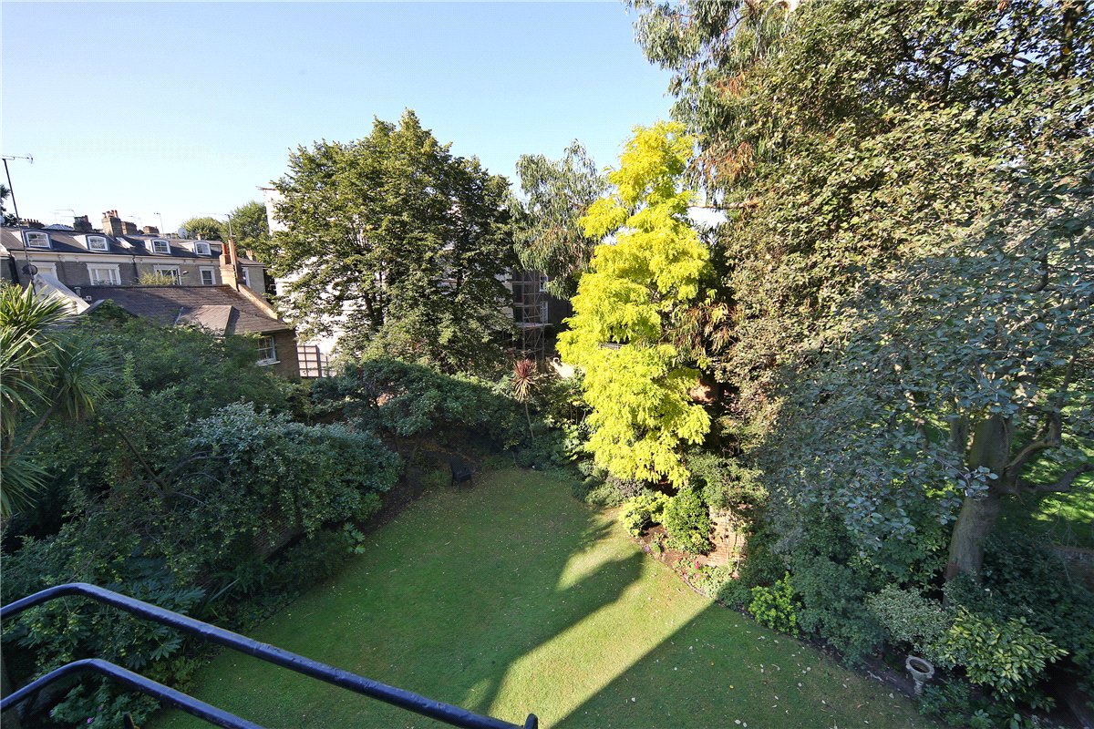 3 bedroom flat, Addison Road, Holland Park W14 - Available