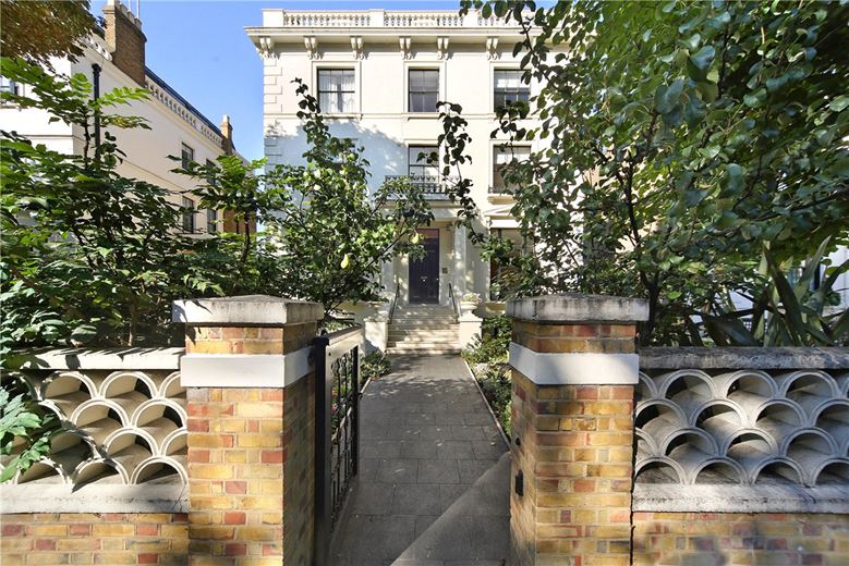 3 bedroom flat, Addison Road, Holland Park W14 - Available