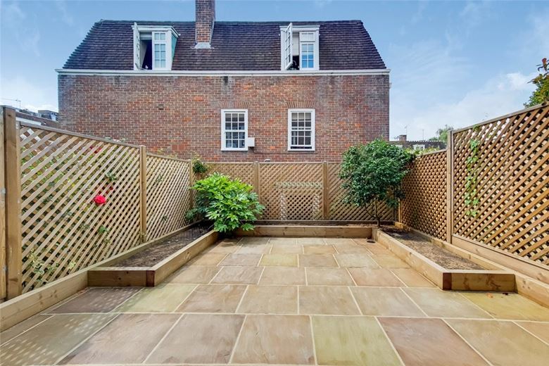 3 bedroom house, Abbotsbury Road, Holland Park W14 - Available