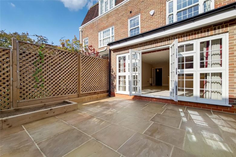 3 bedroom house, Abbotsbury Road, Holland Park W14 - Available