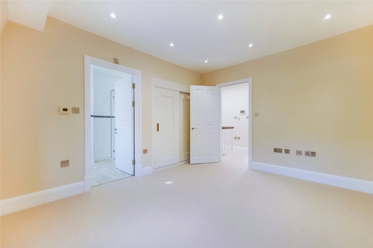 3 bedroom house, Abbotsbury Road, Holland Park W14 - Available