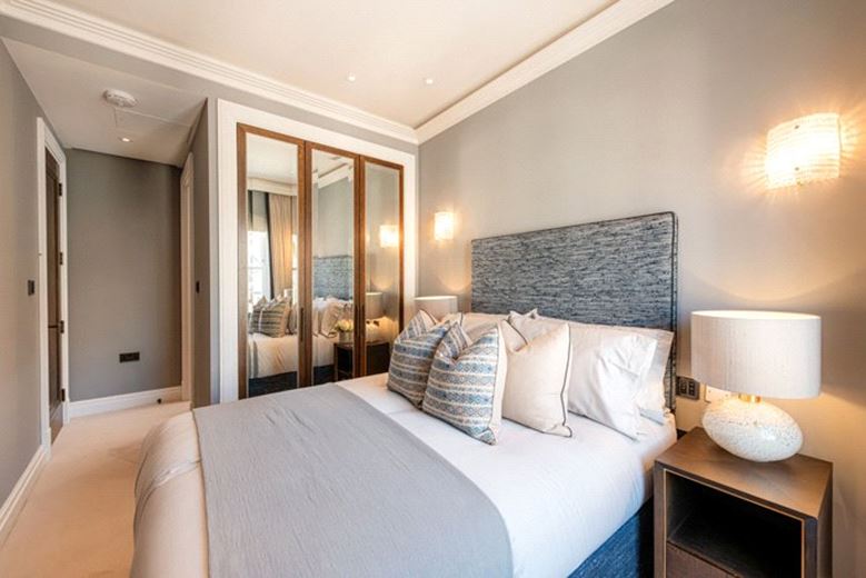 2 bedroom flat, Prince of Wales Terrace, London W8 - Available