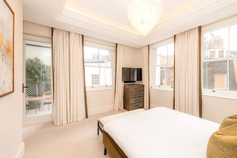 2 bedroom flat, Prince of Wales Terrace, London W8 - Available