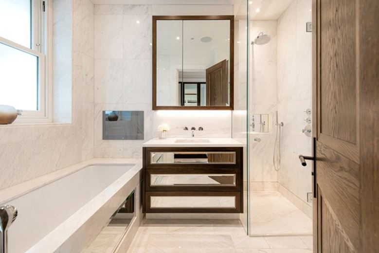 2 bedroom flat, Prince of Wales Terrace, London W8 - Available