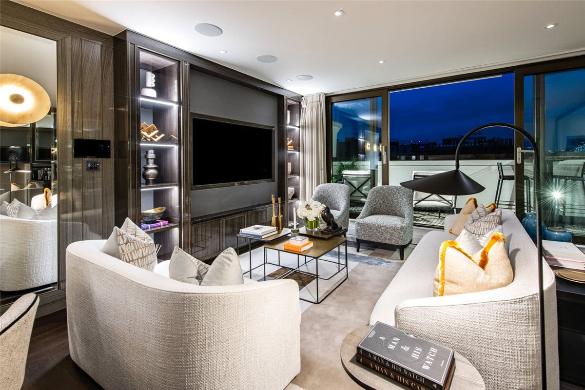 3 bedroom flat, Prince of Wales Terrace, London W8 - Available