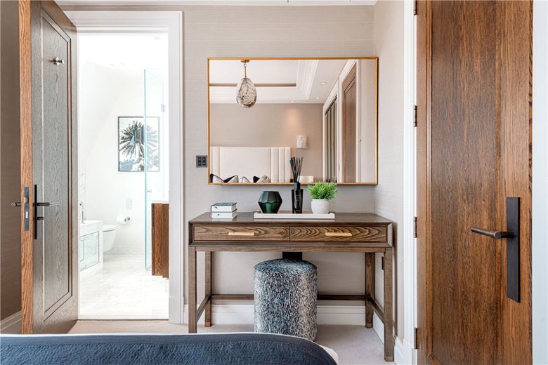 3 bedroom flat, Prince of Wales Terrace, London W8 - Available